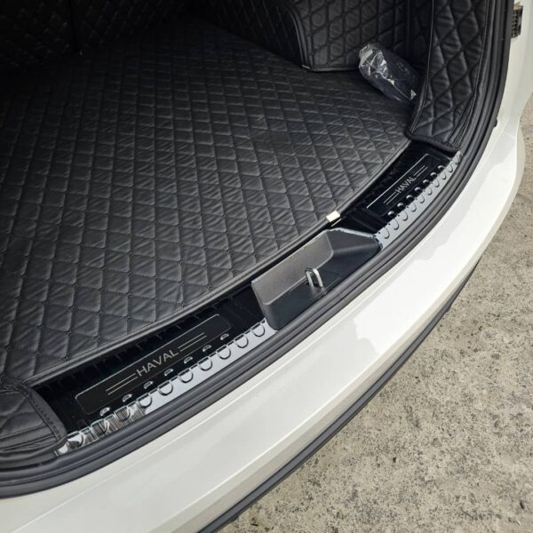 Alternative view of کاور فلزی وارداتی محافظ لبه داخلی صندوق عقب HAVAL H6 HEV